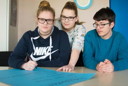 Carlos Tomé ist im Kreisjugendamt für den Kinder- und Jugendschutz tätig und arbeitet dazu eng mit Schulen, Beratungsstellen und freien Trägern der Jugendhilfe wie den Häusern der offenen Tür (HOTs) zusammen. (Foto: Amt für Presse- und Öffentlichkeitsarbeit, Kreis Paderborn, Anna-Sophie Schindler)